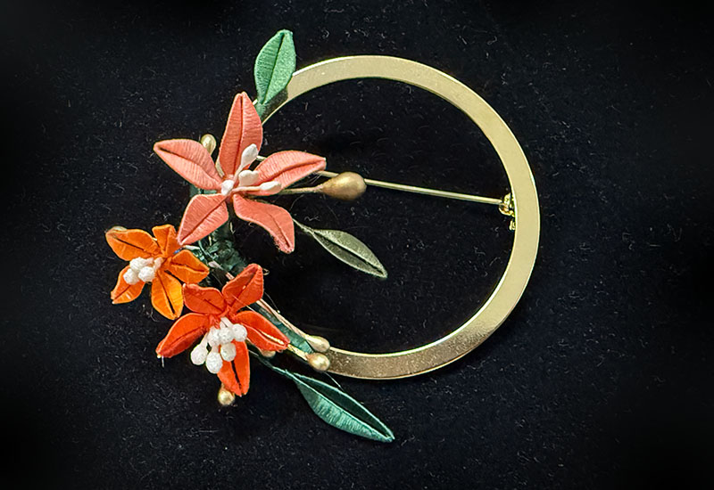 翼藝纏花福飾 -花好月圓滿福胸針/領巾釦雙用